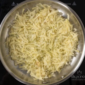 Frying potatoes in a flat layer in the frying pan.