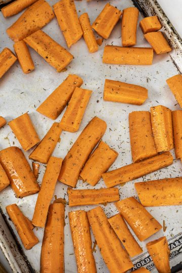 seasoned carrots on baking tray