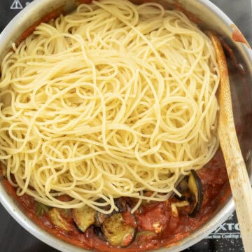 Spaghetti added to the sauce.