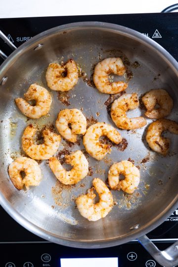 Frying shrimp in the pan.