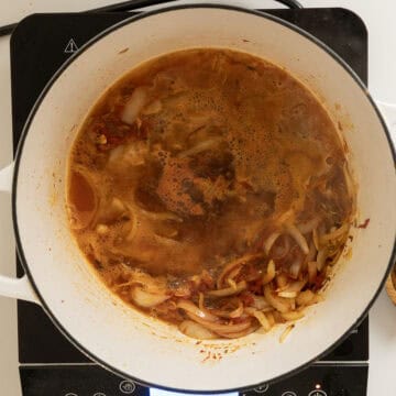 Deglazing the pan with white wine.