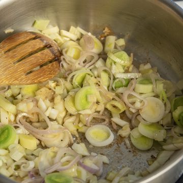leeks and fennel caramelizing