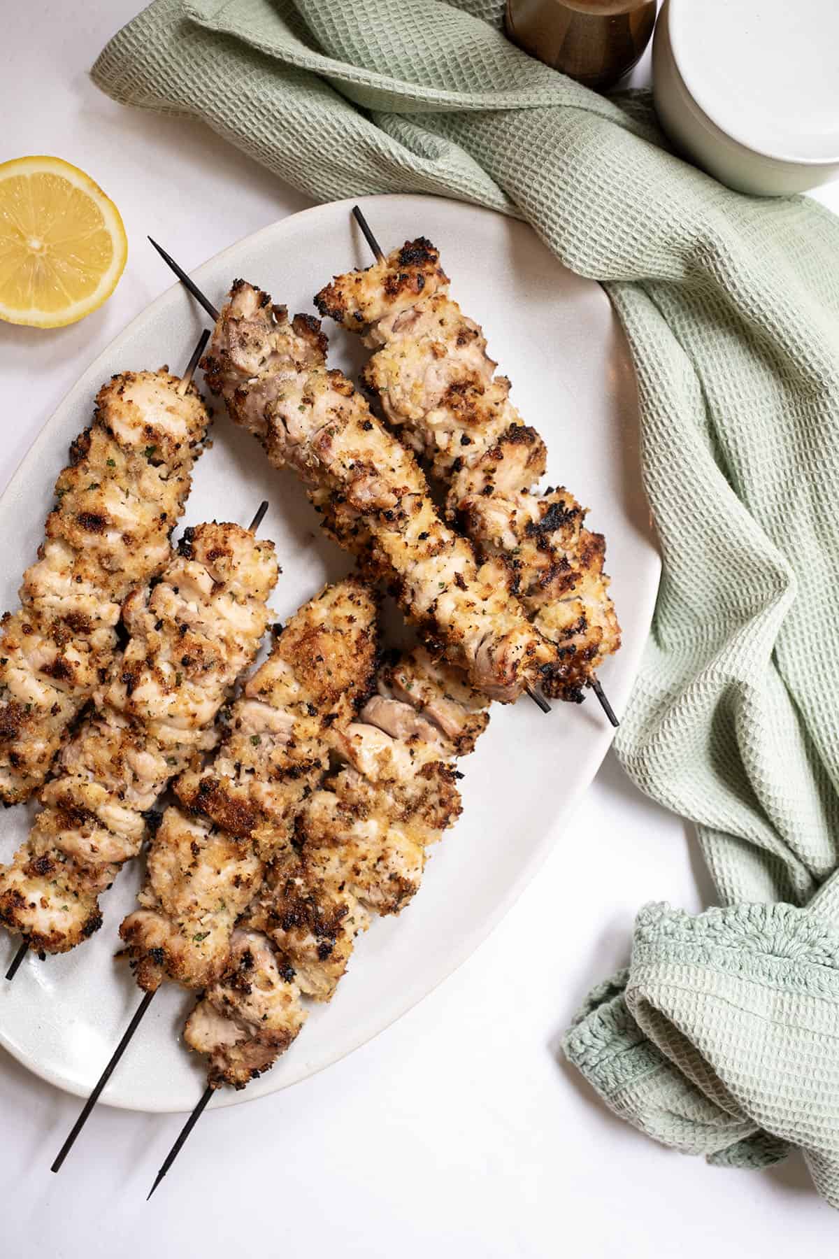 Chicken spiedini skewers on a plate.