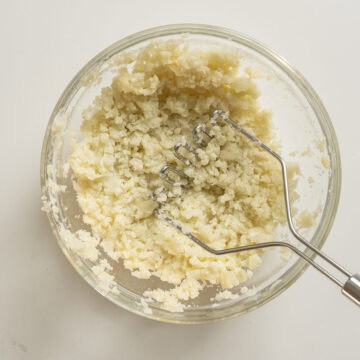 Mashed cauliflower in a bowl.