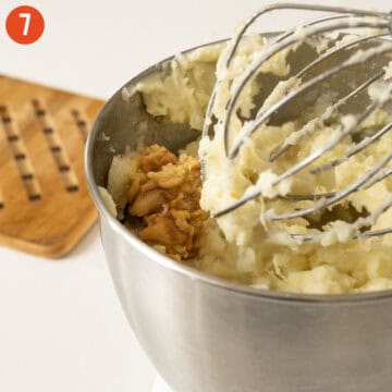 Garlic confit combined with mashed potatoes.