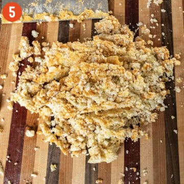 Cutting flour, pumpkin puree, salt, egg yolk, and potato together.