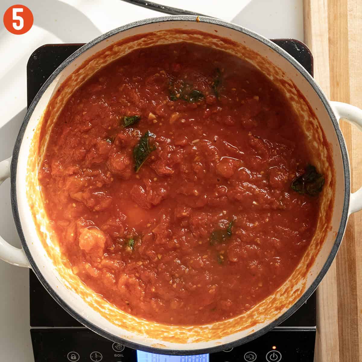 Finished marinara sauce in a pan.