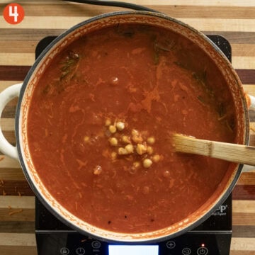 Chickpeas and pasta added the the pot.