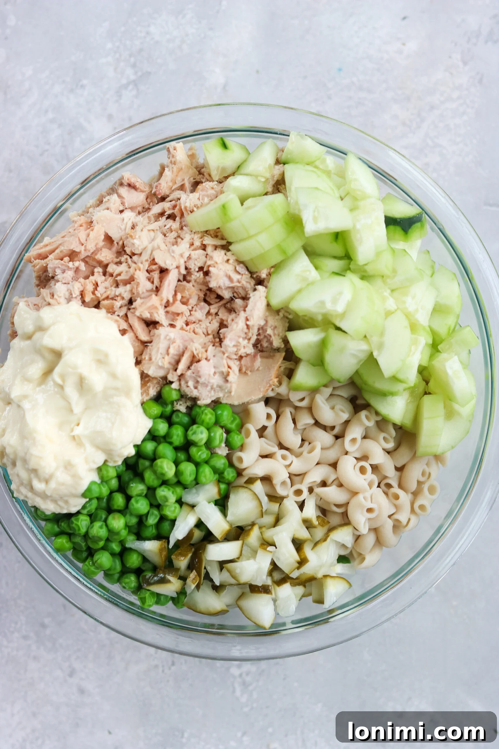 ingredients for a macaroni with tuna and peas